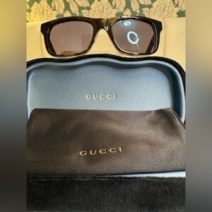 Gucci Black Sunglasses BNWT in blue velvet case and silk dusty
